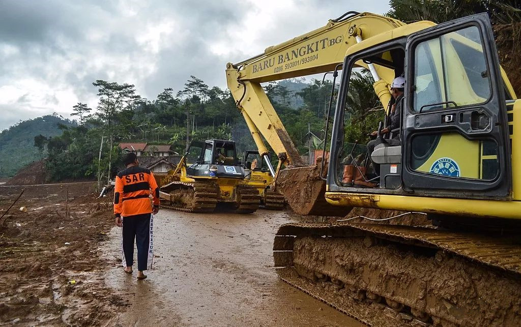 挖掘機配件批發(fā)市場