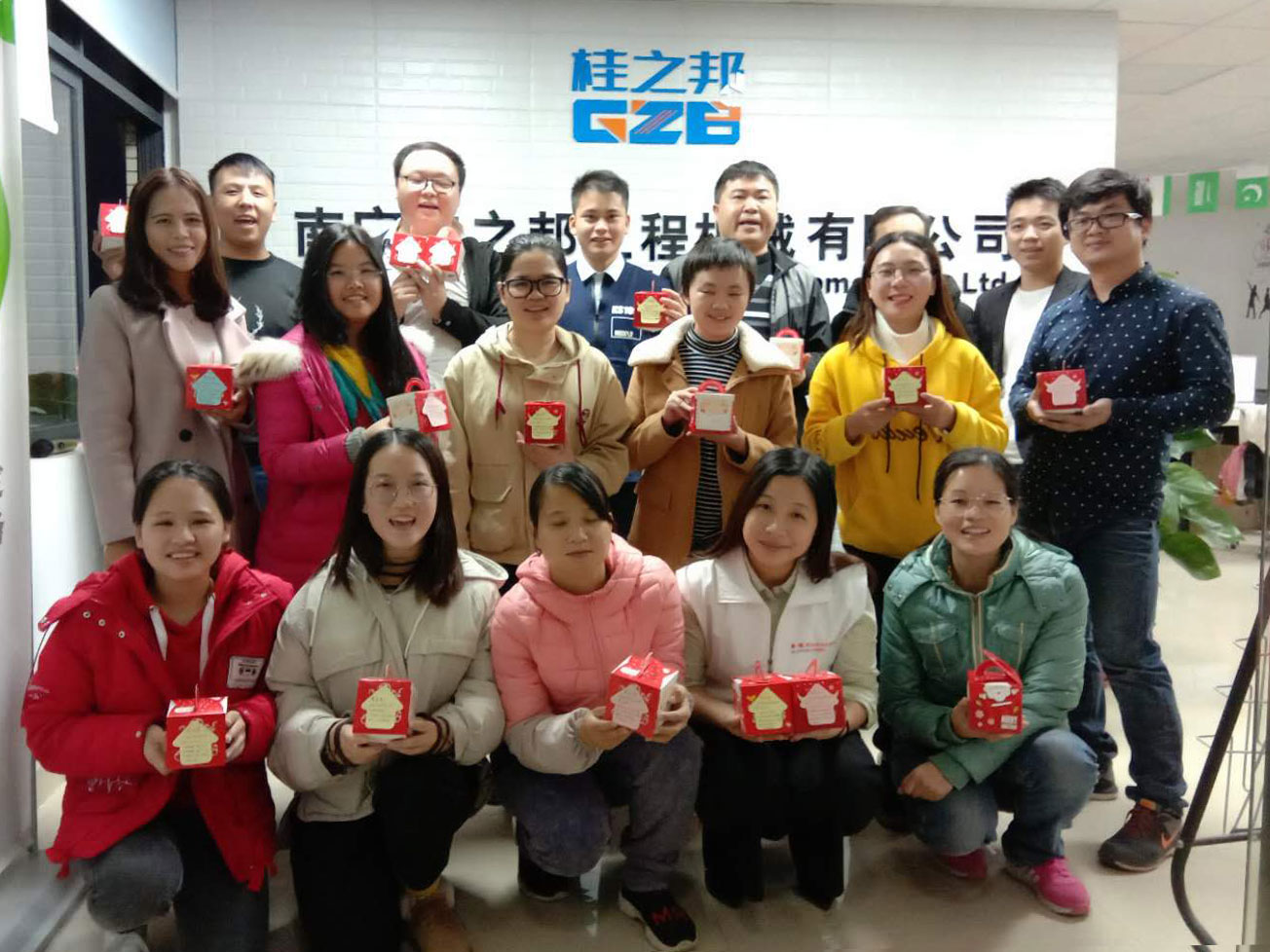 你是不是在等待一位賣挖機(jī)配件頭戴紅帽子、有白胡子的老人出現(xiàn)？