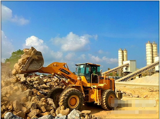 奮戰(zhàn)在巴鐵高速的雷沃裝載機